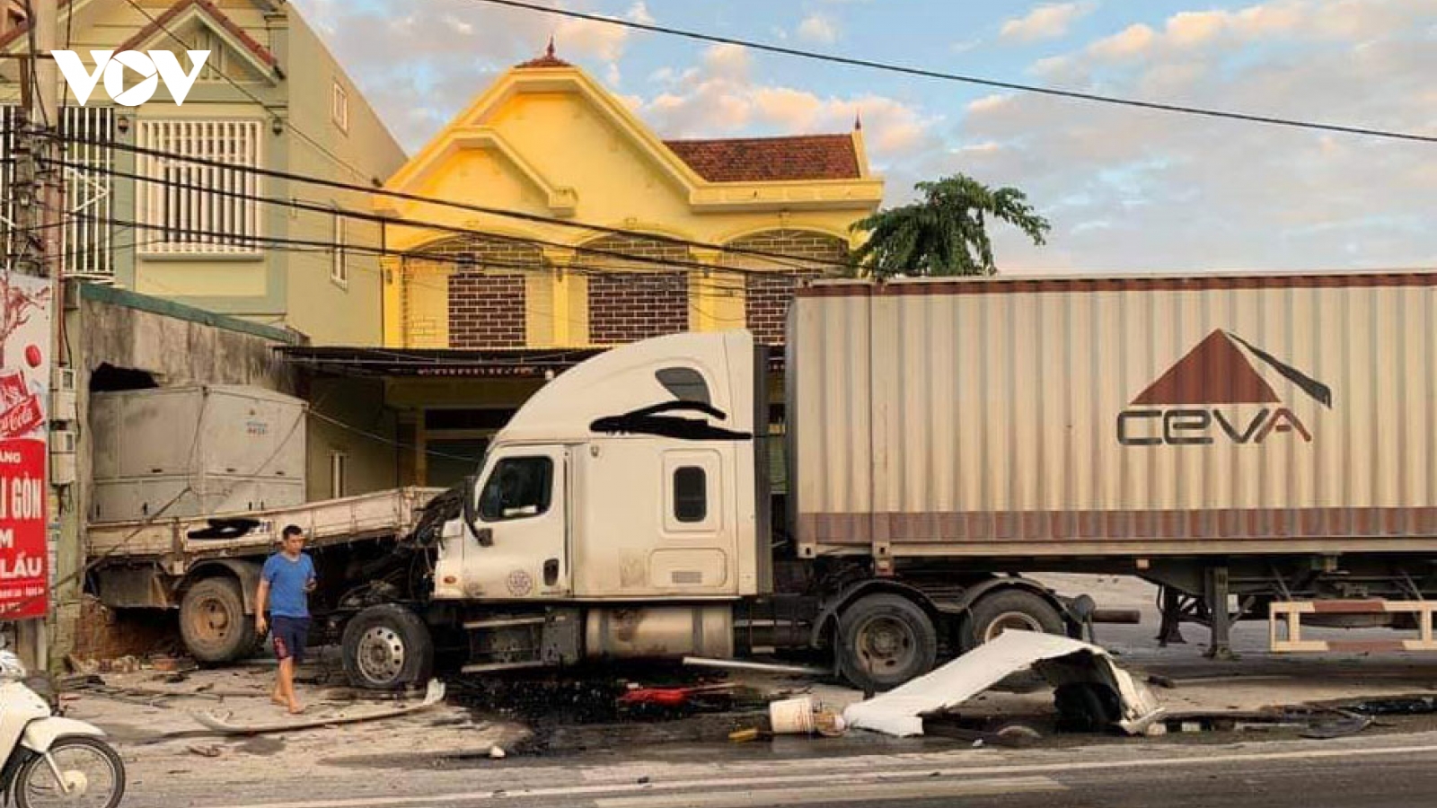 Xe container nổ lốp tông xe tải văng vào nhà dân bên quốc lộ