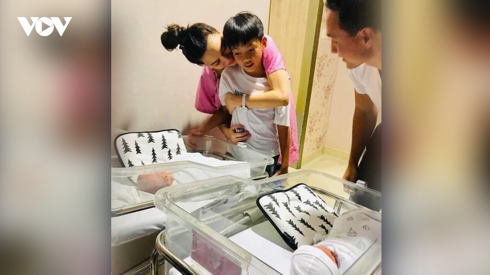 Chuyện showbiz: Hé lộ hình ảnh đầu tiên của gia đình Hà Hồ - Kim Lý