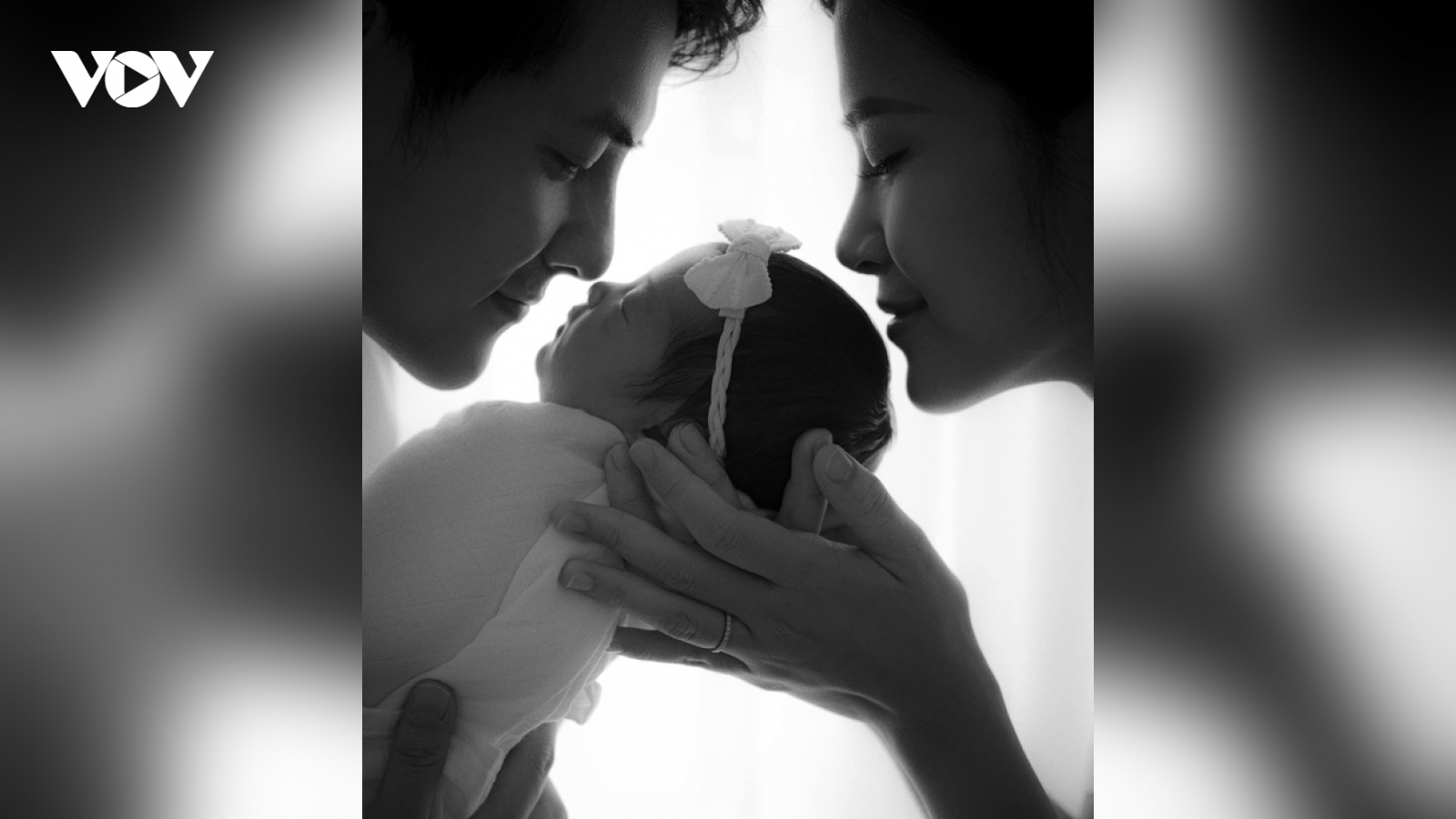 Chuyện showbiz: Đông Nhi khoe ảnh, hé lộ tên thật của con gái cưng