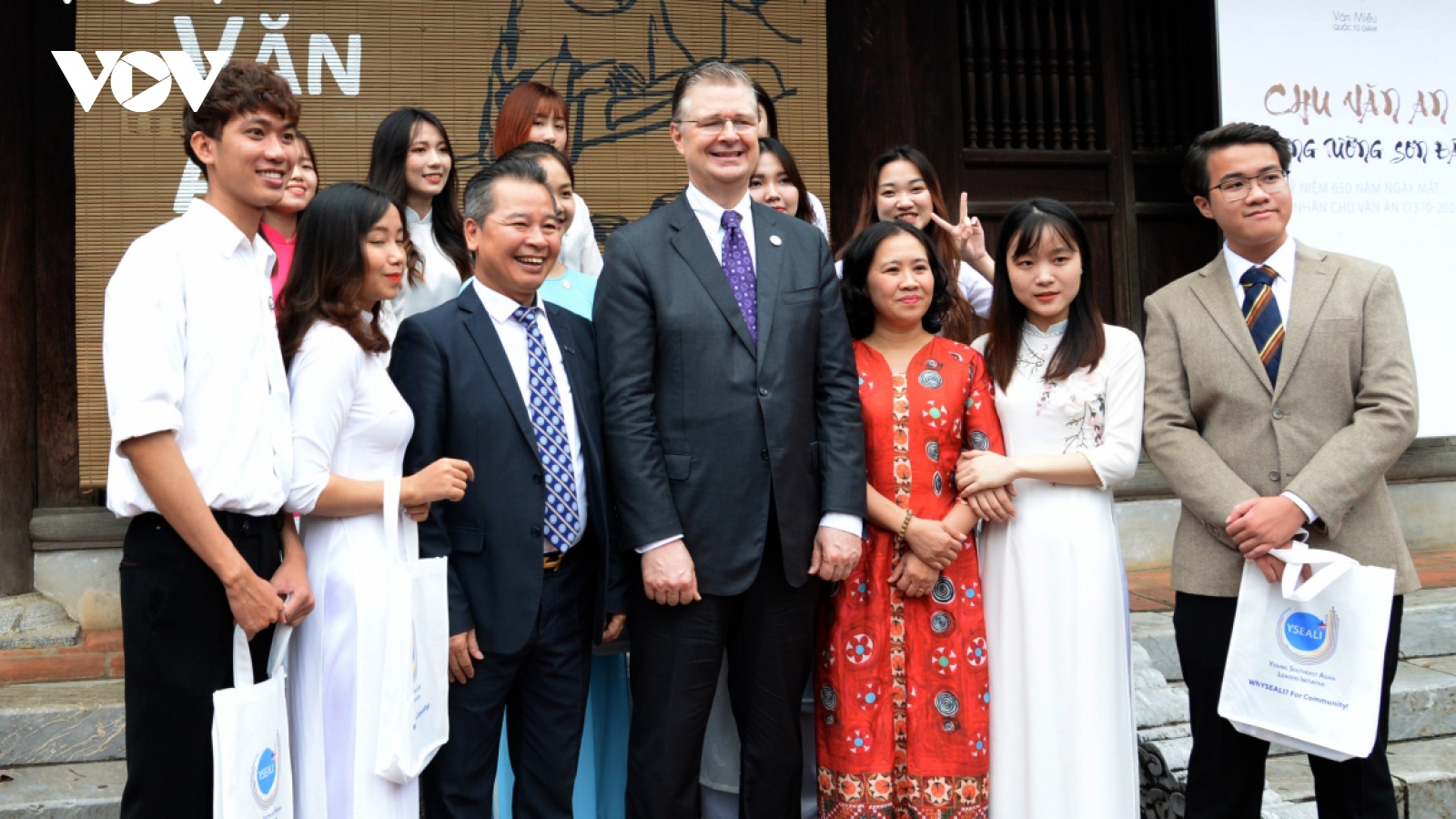 US ambassador pays visit to Hanoi’s Temple of Literature