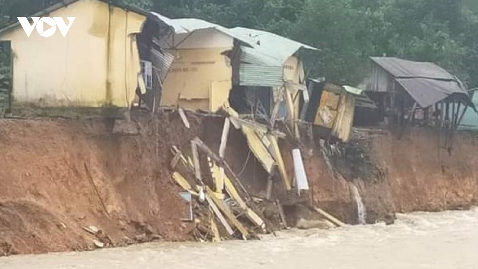 Flooding sweeps away more 14 houses in Tra Leng commune