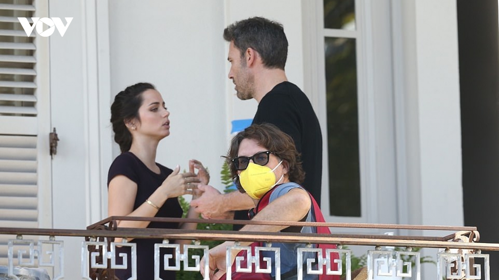 Ben Affleck và bạn gái xinh đẹp thu hút mọi ánh nhìn trên phim trường