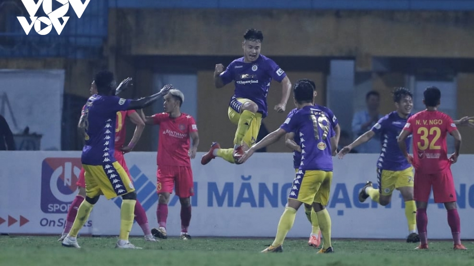 VIDEO: Hậu vệ U22 Việt Nam ghi bàn thắng thứ 600 của Hà Nội FC ở V-League