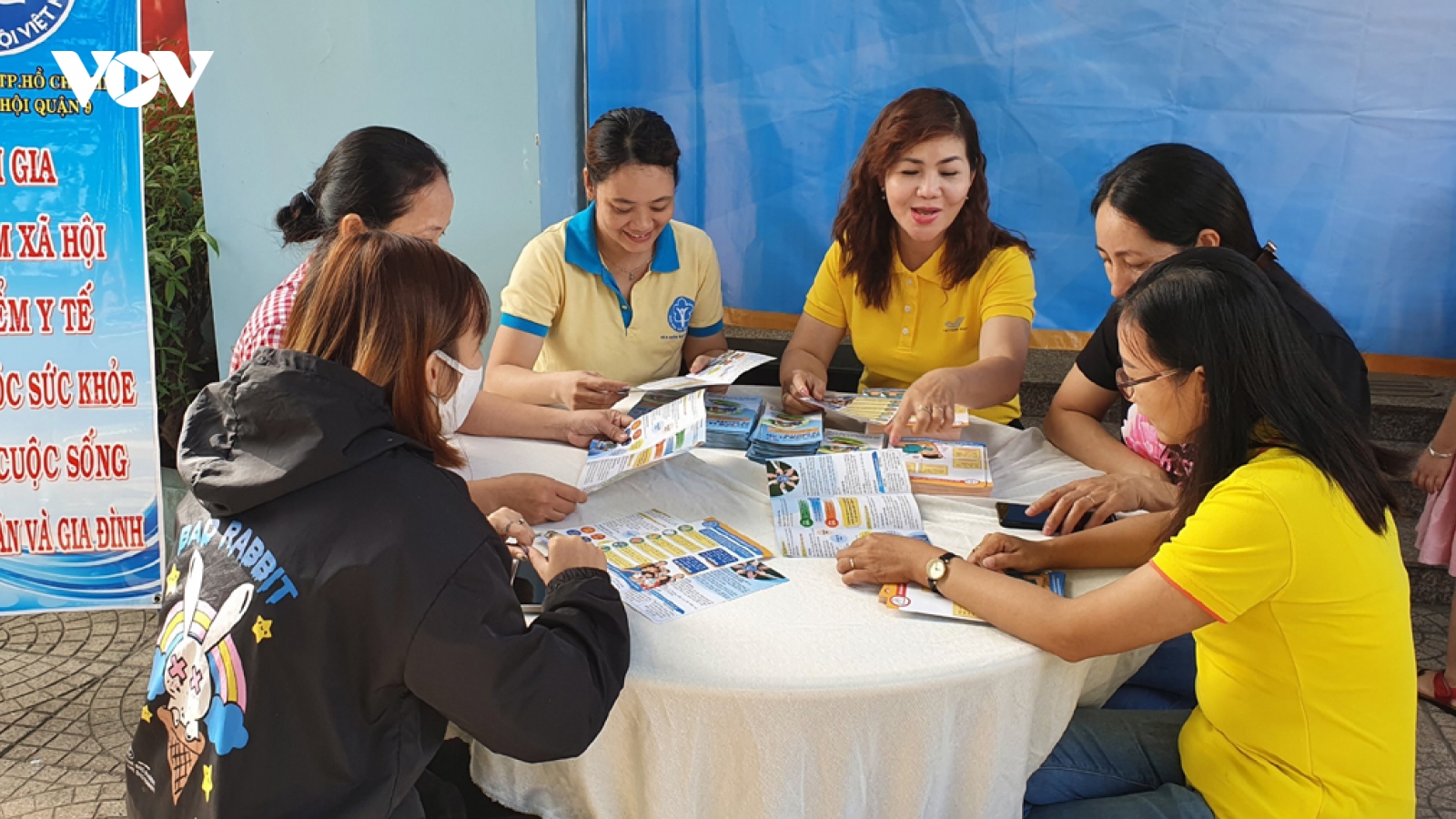 TPHCM "gặp từng người" vận động tham gia BHXH tự nguyện, BHYT hộ gia đình