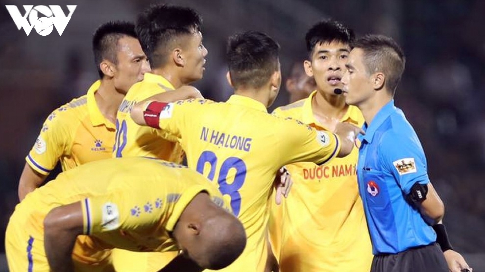 VPF thừa nhận trọng tài sai sót ở V-League 2020, "nói không" với trọng tài ngoại mùa 2021