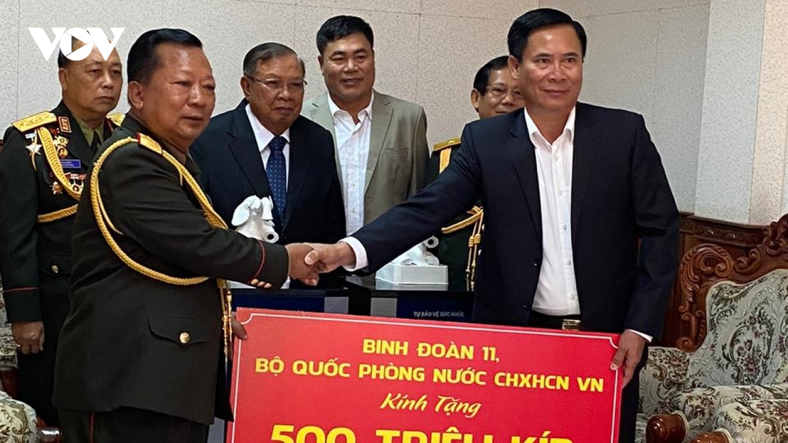 Binh đoàn 11 tặng quà hỗ trợ Quân đội Lào chống dịch