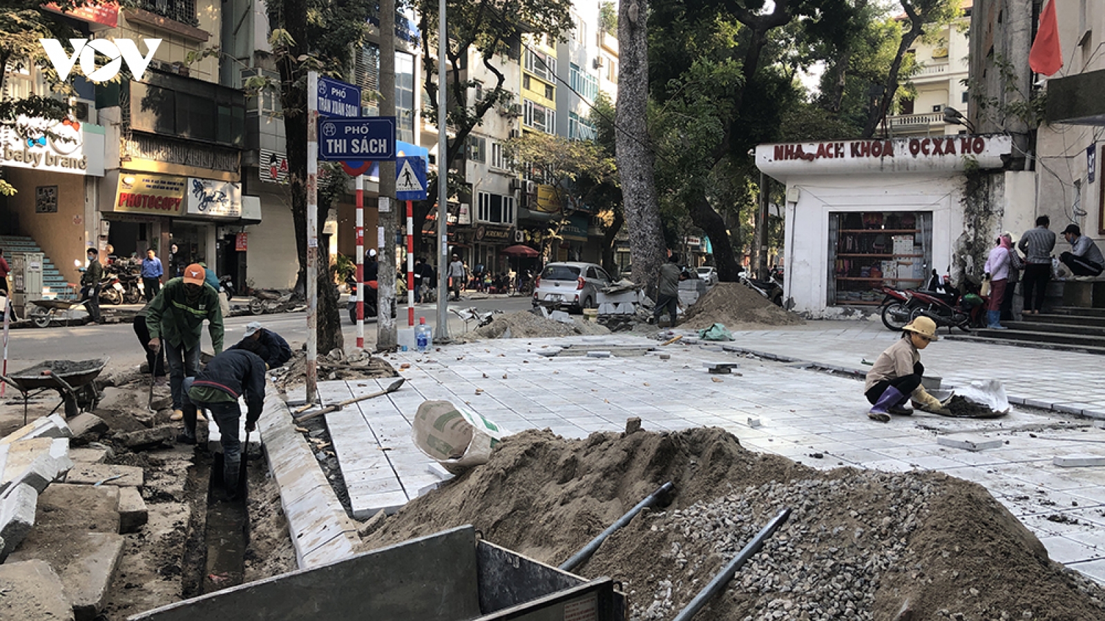 Vỉa hè Hà Nội bao giờ hết bong tróc, vỡ nát?