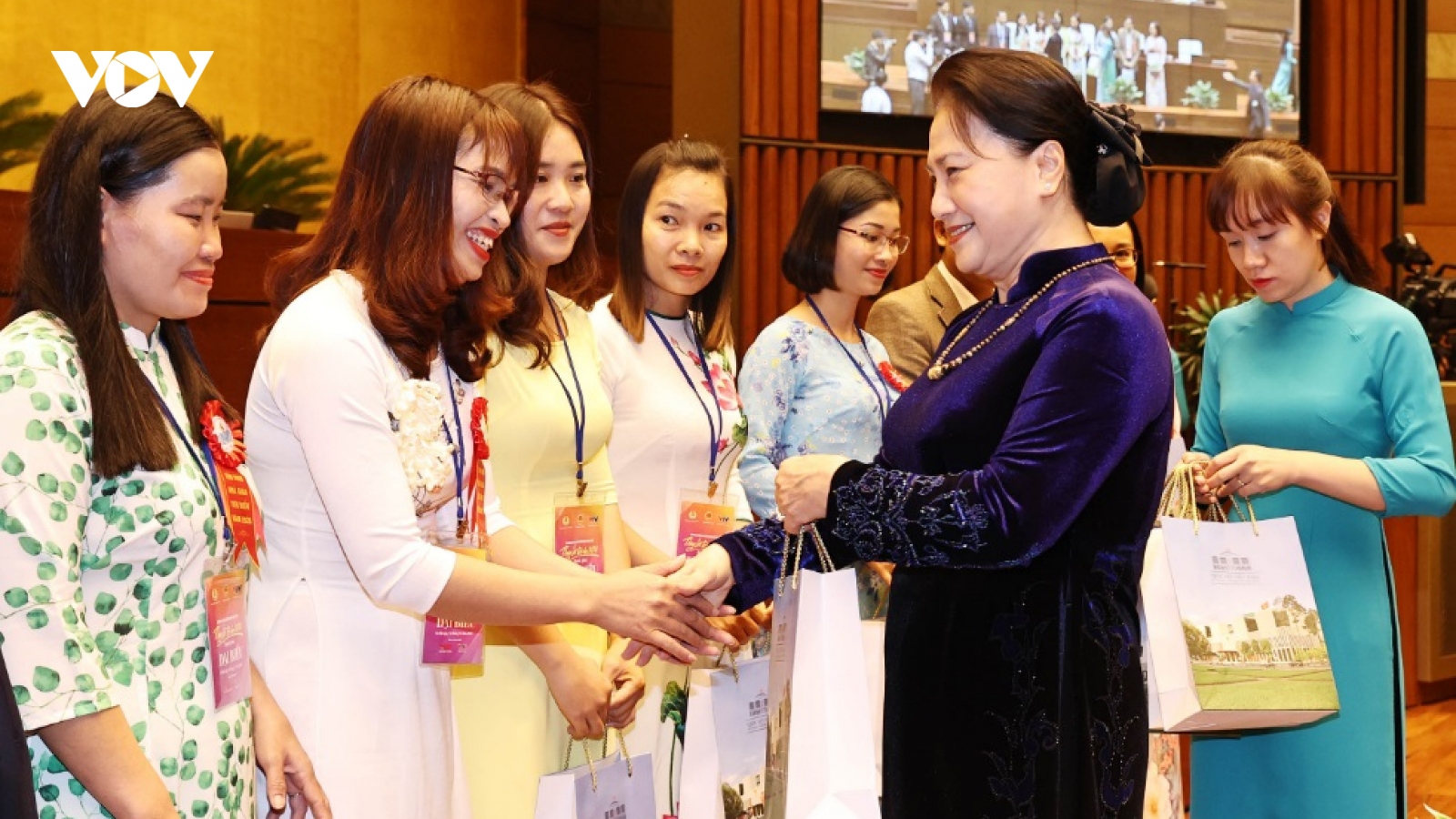 Chủ tịch Quốc hội gặp mặt các nhà giáo và cán bộ quản lý giáo dục