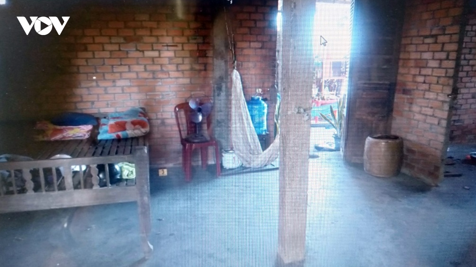 Đến nhà cự cãi, dùng súng bắn trọng thương chủ nhà