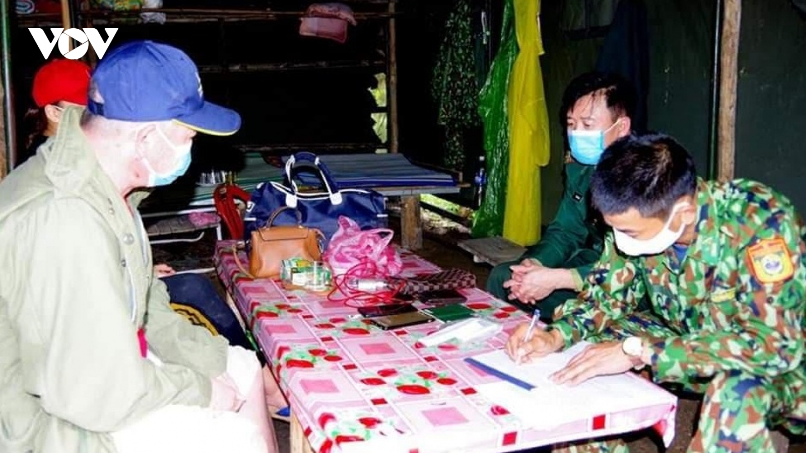 Vượt biên để trốn cách ly