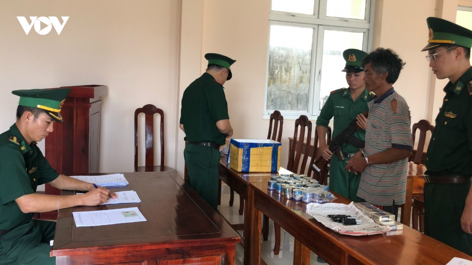 Tạm giữ đối tượng nghi vận chuyển thuốc nổ trái phép