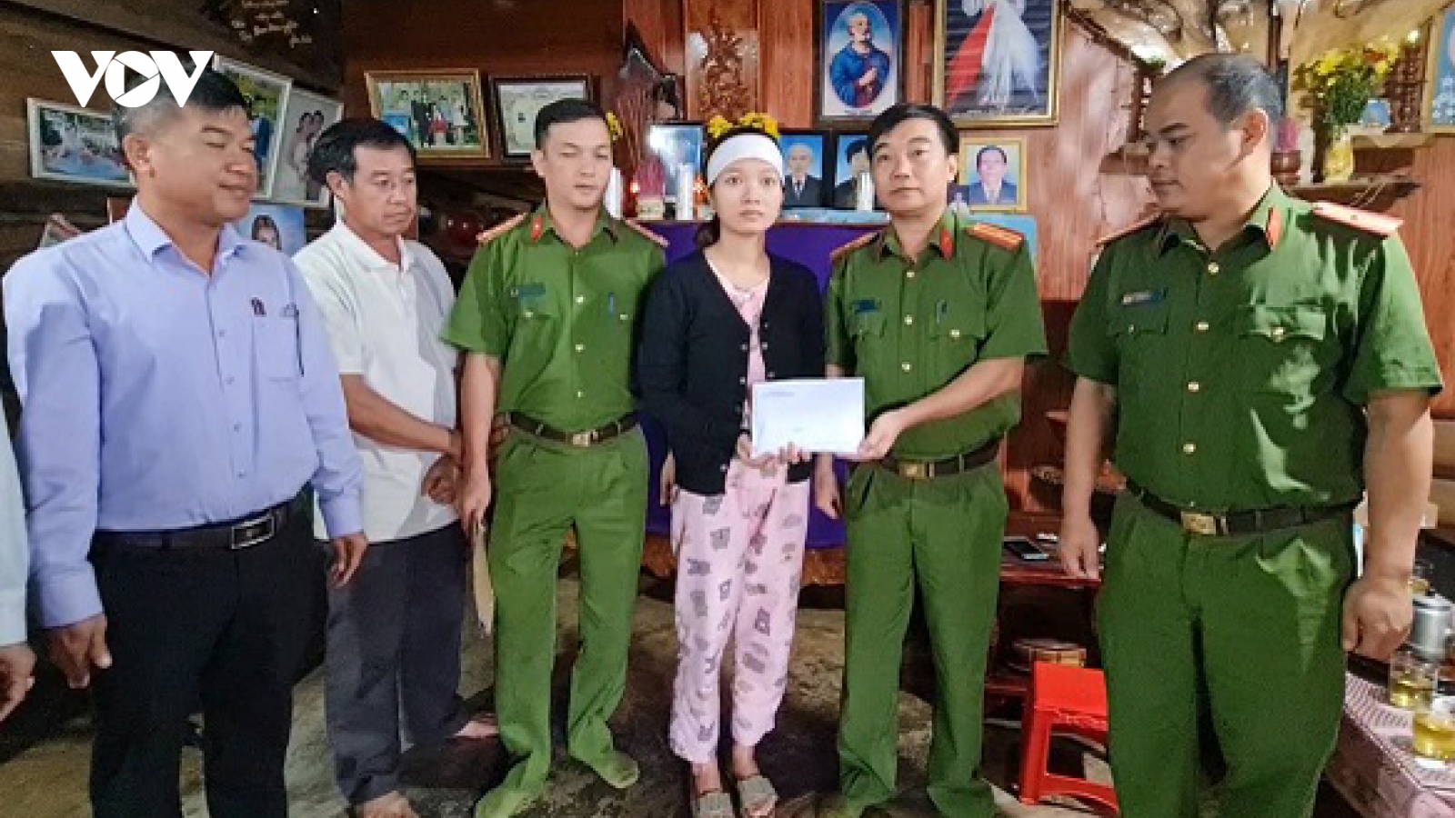 Trao trả 100 triệu đồng bị chiếm đoạt cho vợ nạn nhân thủy điện Rào Trăng 3
