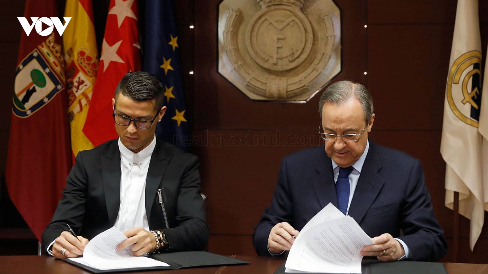 Ngày này năm xưa: Ronaldo ký hợp đồng 5 năm với Real Madrid