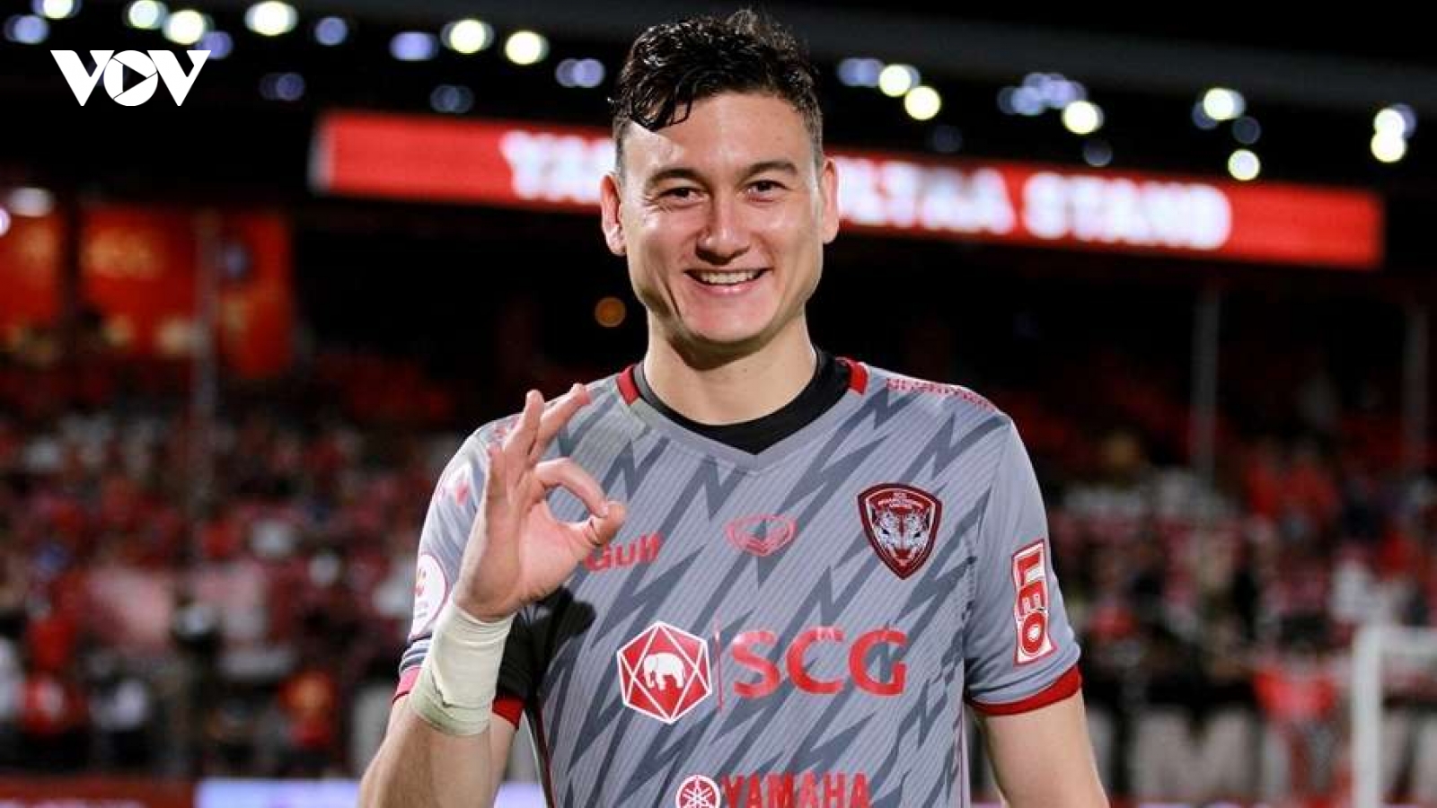 VIDEO: Đặng Văn Lâm giúp Muangthong United ghi bàn thắng để đời