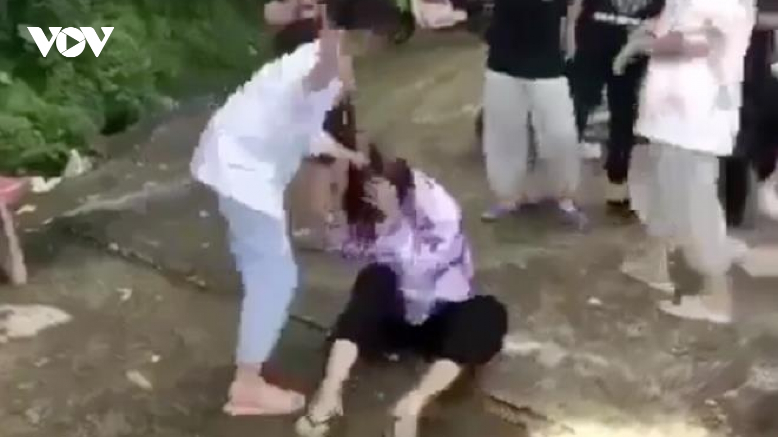 Phẫn nộ cảnh nữ sinh lớp 8 bị đánh hội đồng dã man, bạn bè còn hả hê cổ vũ