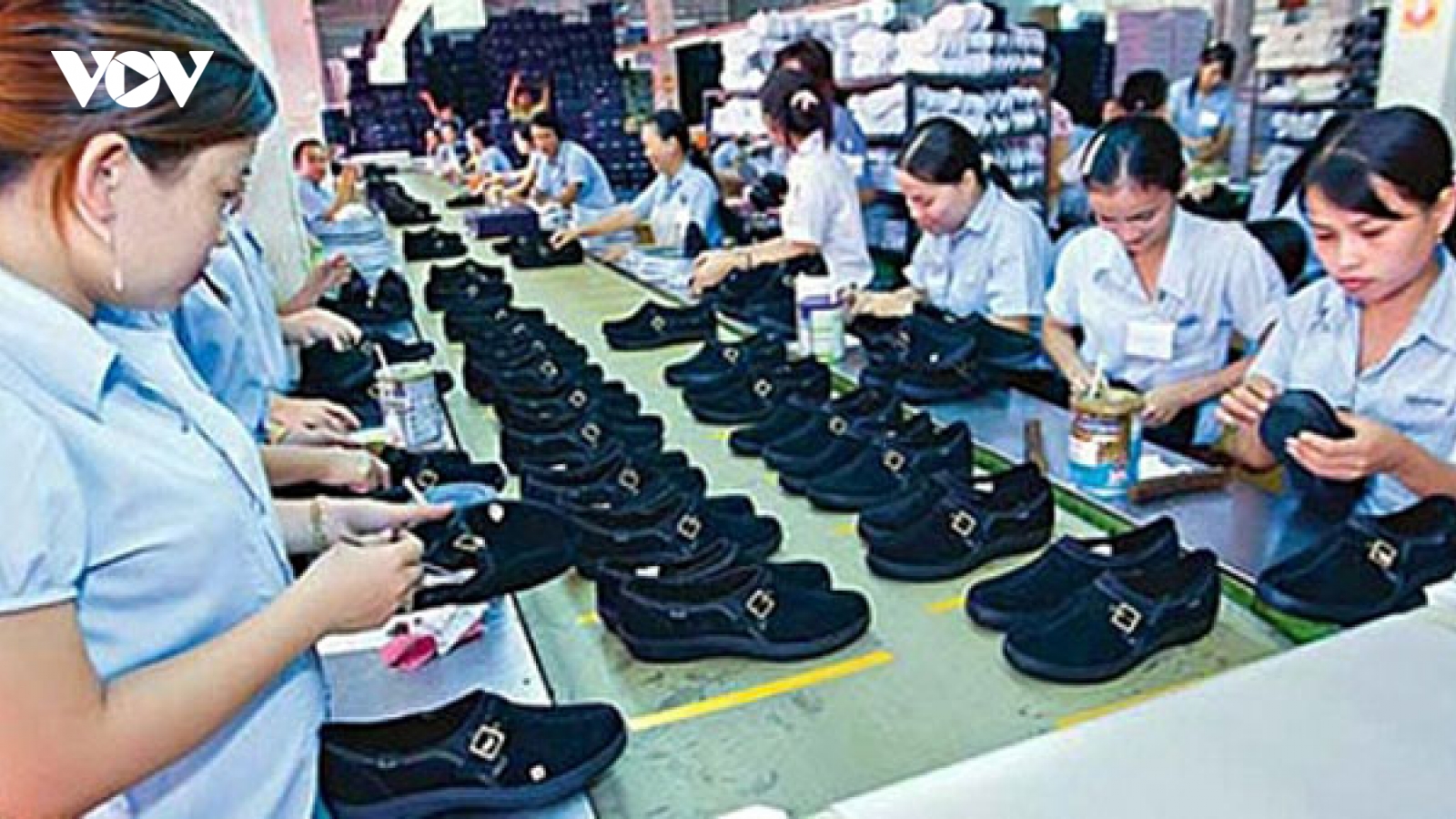 Dệt may tiếp tục gặp khó, da giày có cơ khởi sắc