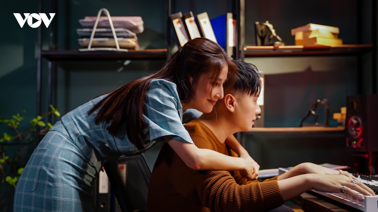 Diễm My 9x hoá thân thành người tình của Vương Anh Tú trong MV mới