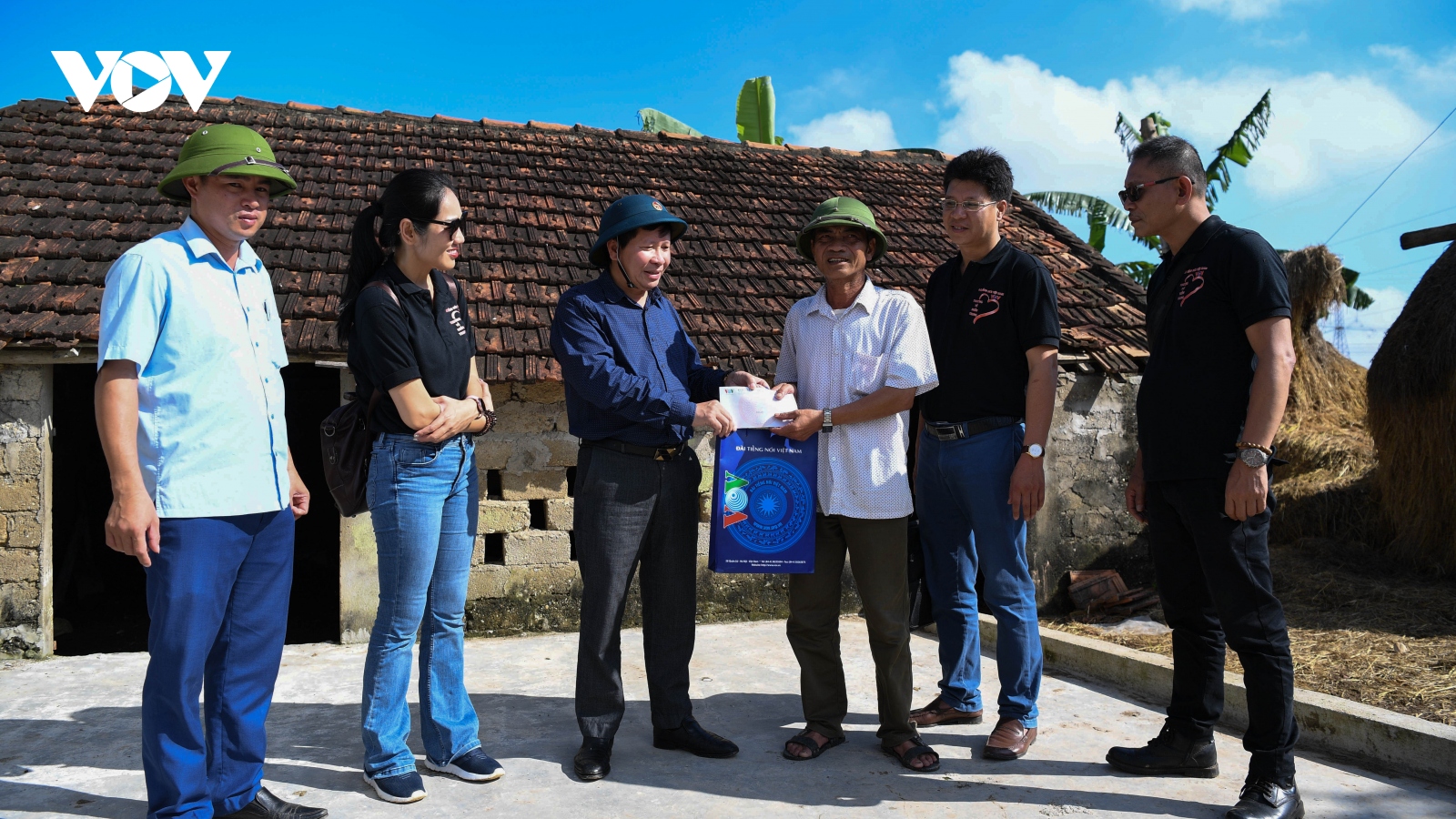 Đoàn thiện nguyện của VOV trao 200 suất quà ủng hộ người dân vùng lũ Nghệ An