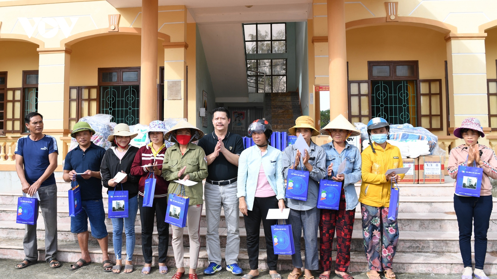 VOV trao 250 suất quà tổng trị giá 500 triệu đồng cho người dân vùng lũ Quảng Bình
