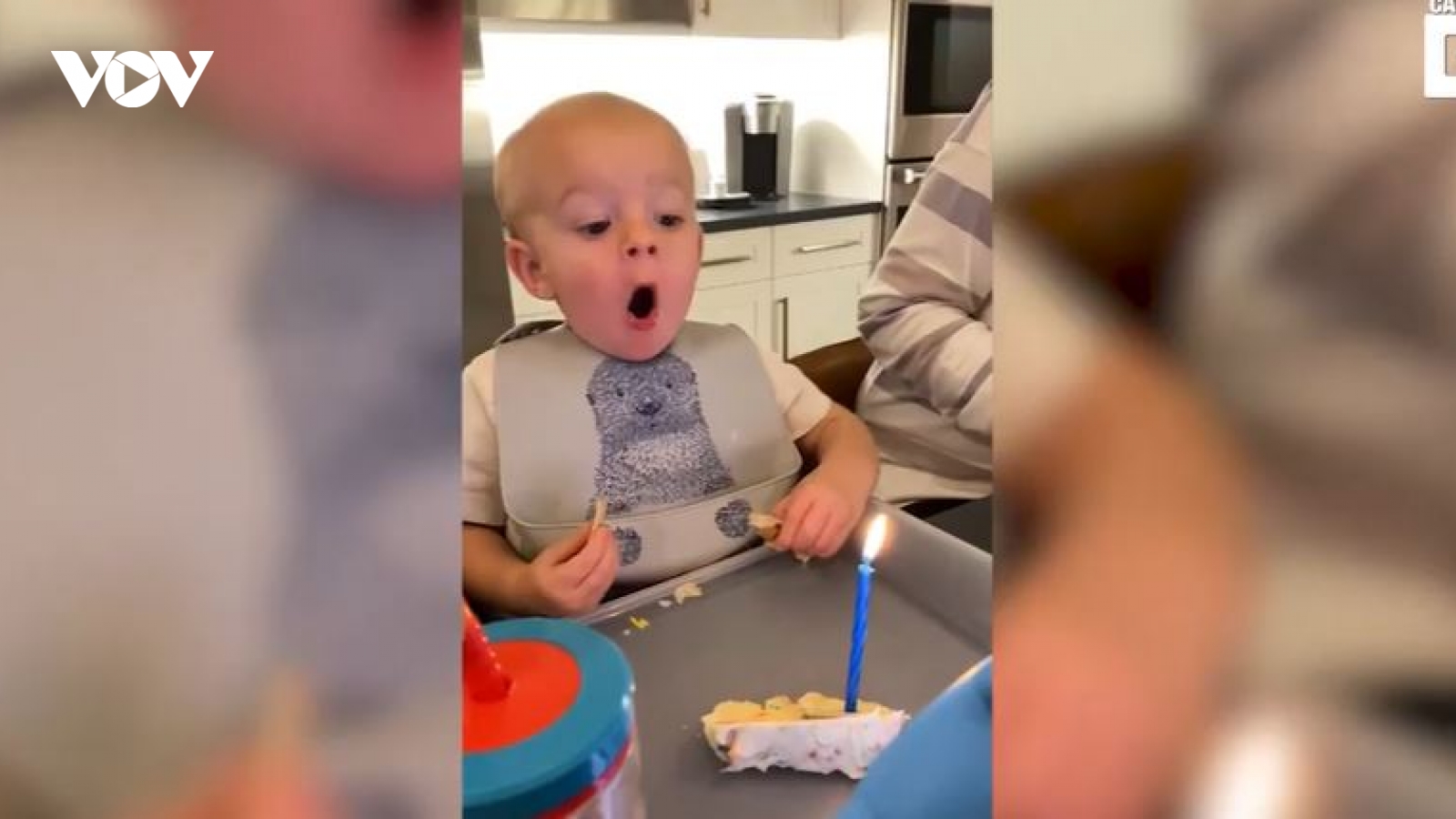 Bật cười em bé "phồng mang trợn má" thổi mãi nến sinh nhật không tắt
