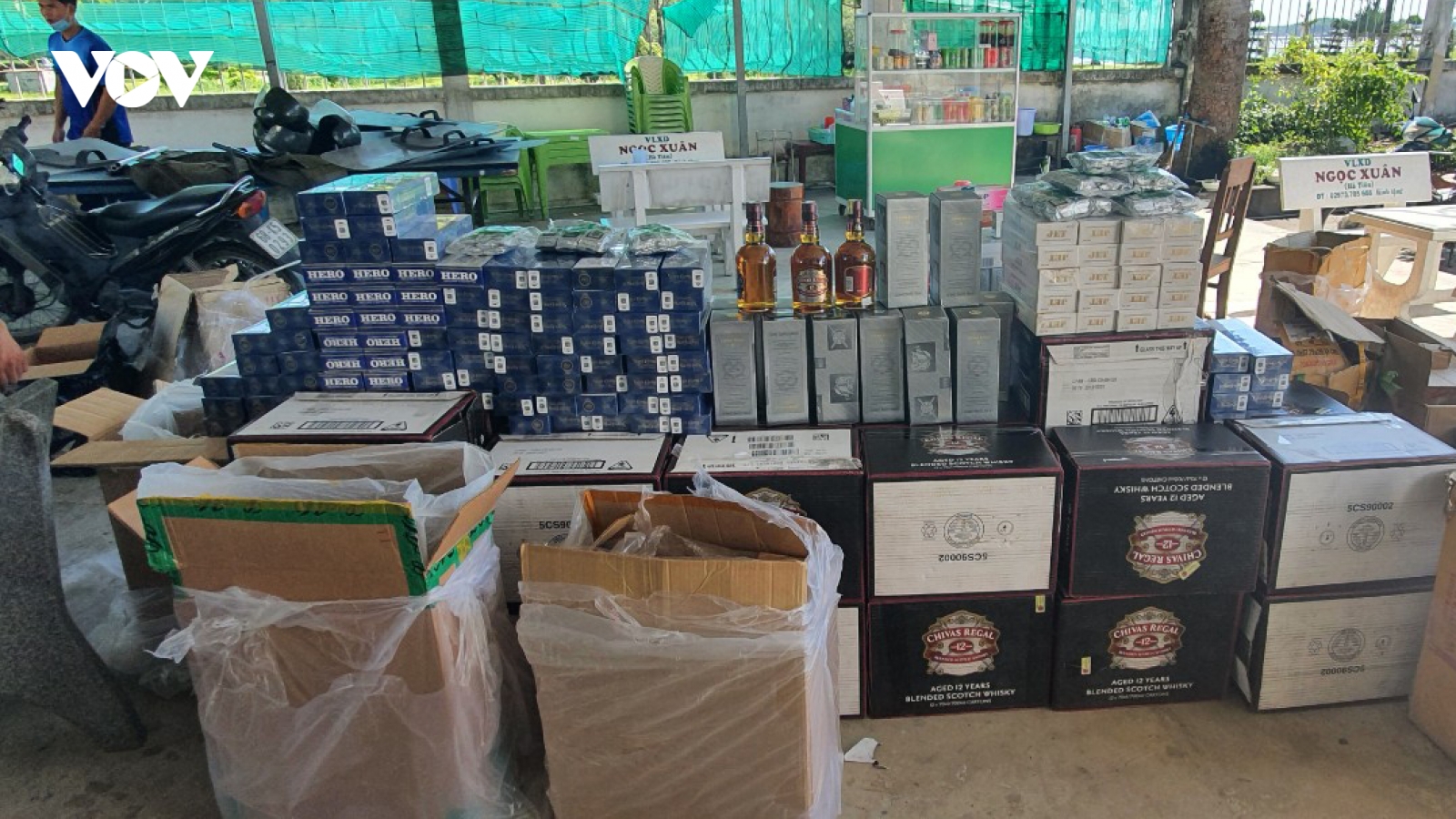 Vứt hàng lậu rồi nhảy xuống biển tẩu thoát