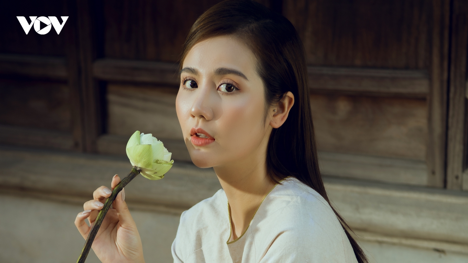 Huyền Lizzie khoe sắc trong trẻo với thiết kế chất liệu đũi bột 