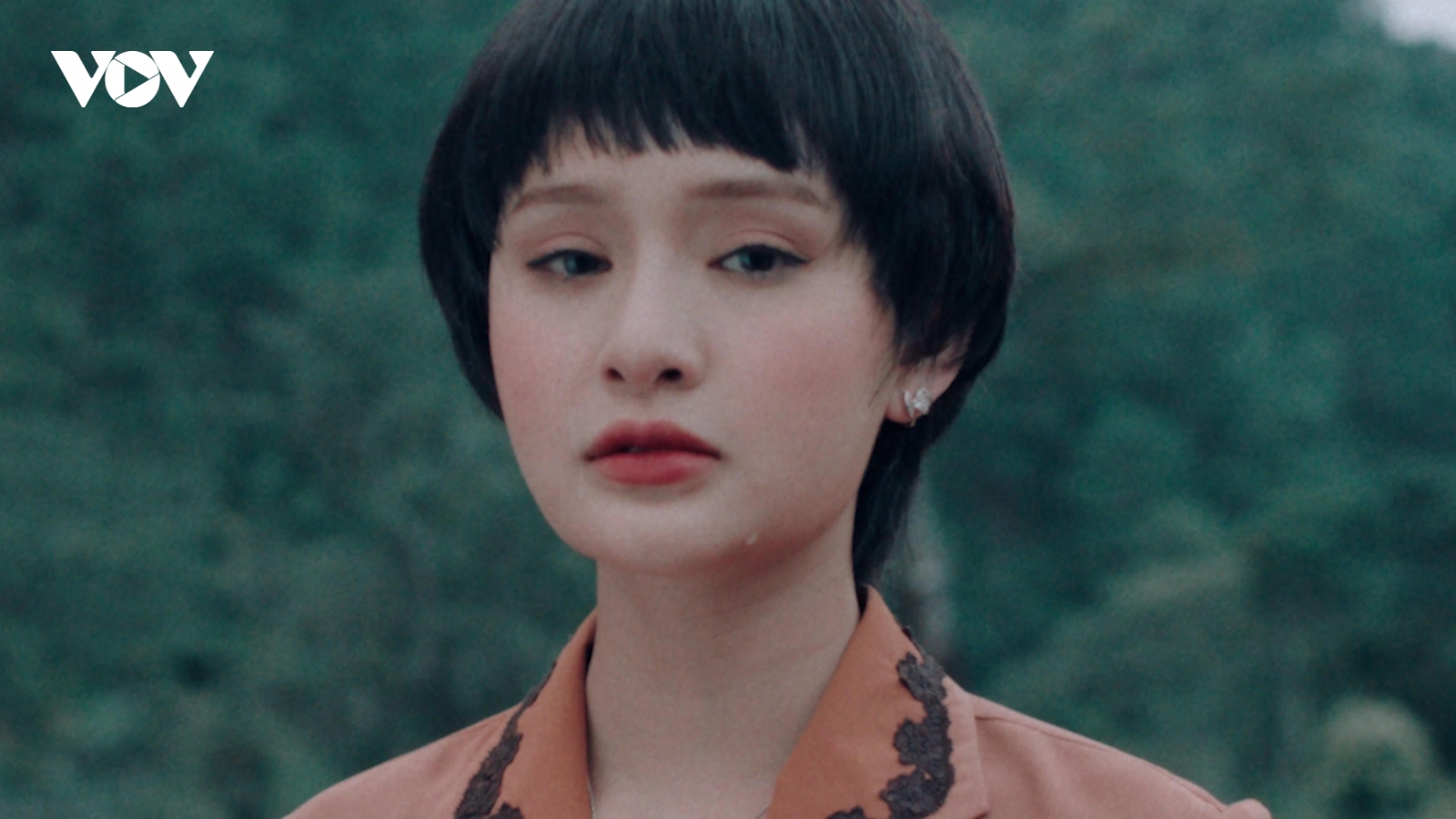 Hiền Hồ trở lại với ballad sau 1 năm yên ắng