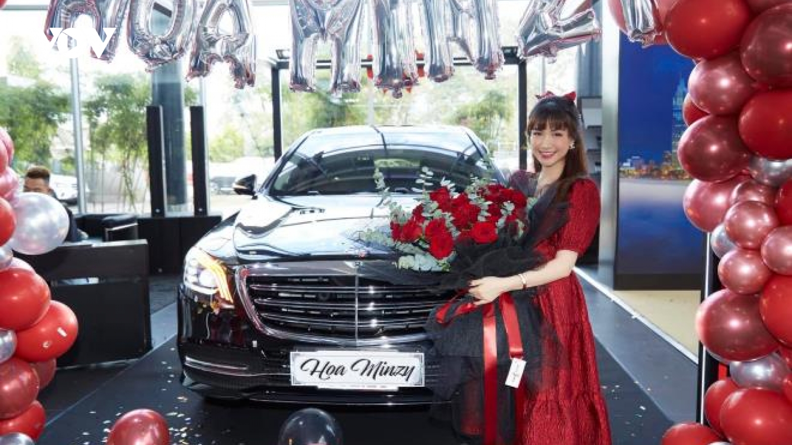 Mua ô tô 5 tỷ đồng, Hòa Minzy 'muốn khoe với cả thế giới'