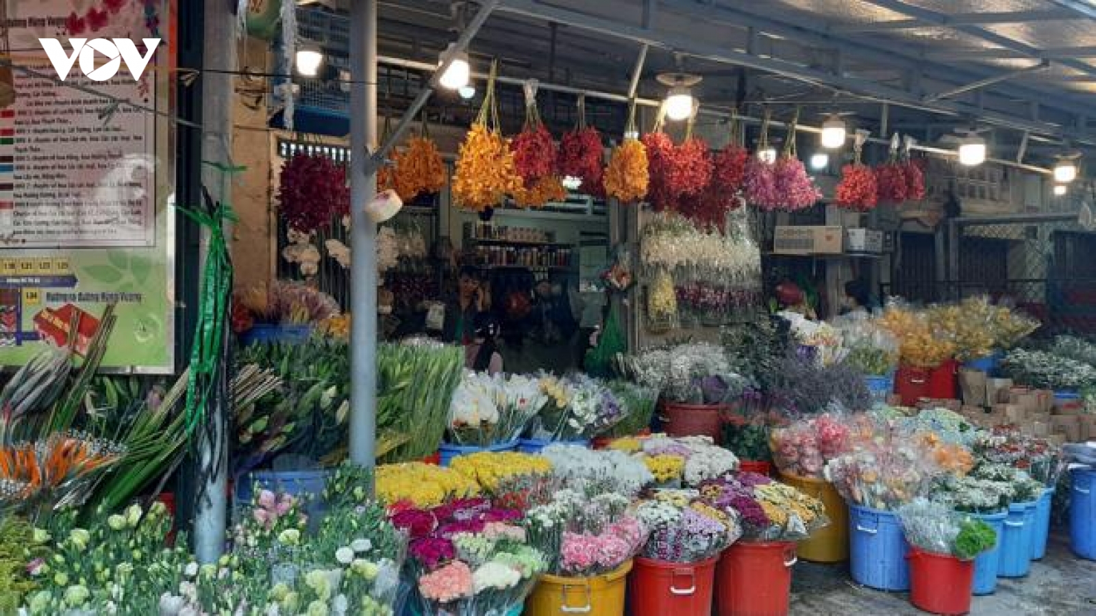 Nhu cầu tăng mạnh đẩy giá hoa tươi lên cao trong dịp 20/11