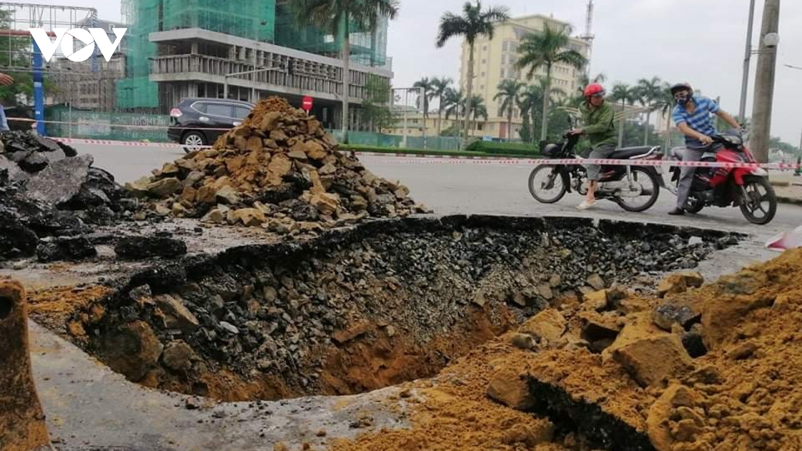 “Hố tử thần” xuất hiện ngay tại ngã tư đường ở TP Vinh sau mưa lớn