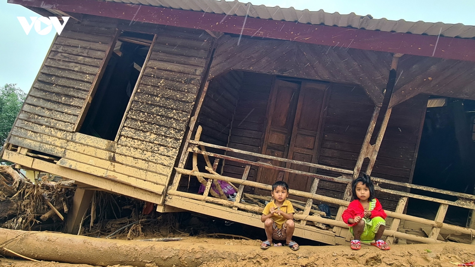 Học sinh vùng bão lũ miền Trung: Gian nan con đường đến trường