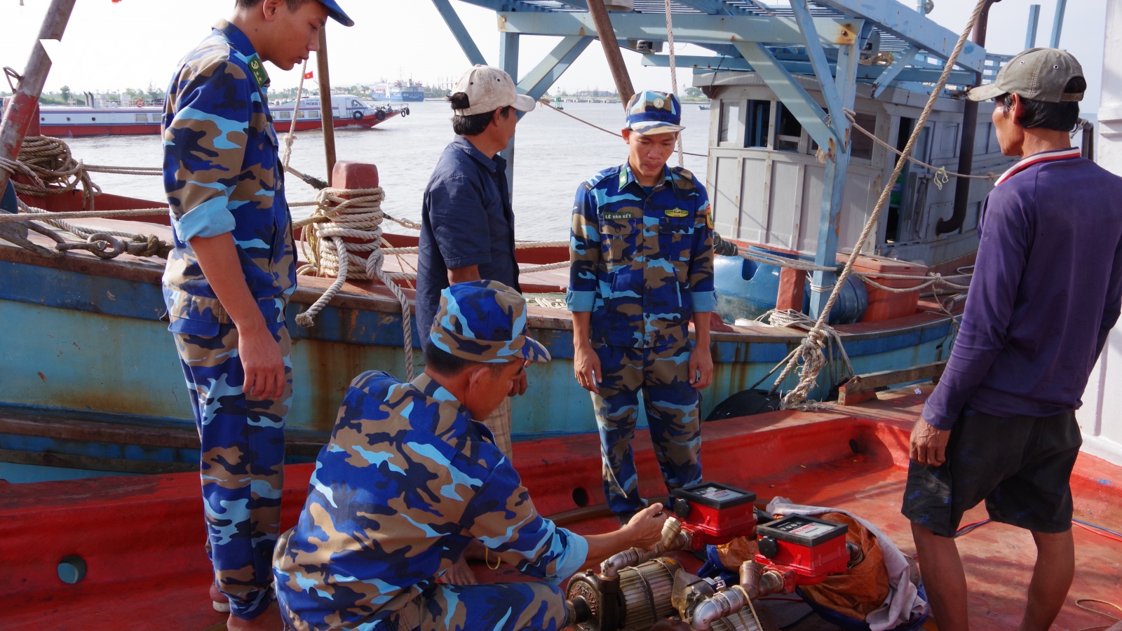 Bắt tại chỗ tàu vận chuyển mua bán dầu trái phép trên biển tại Kiên Giang
