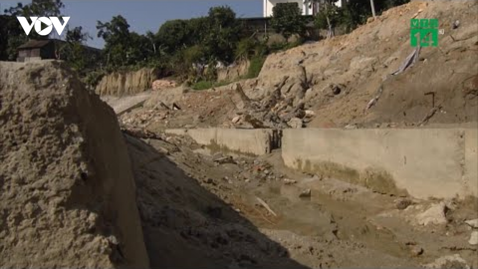 Thi công dang dở, kè chống sạt lở uy hiếp nhà dân