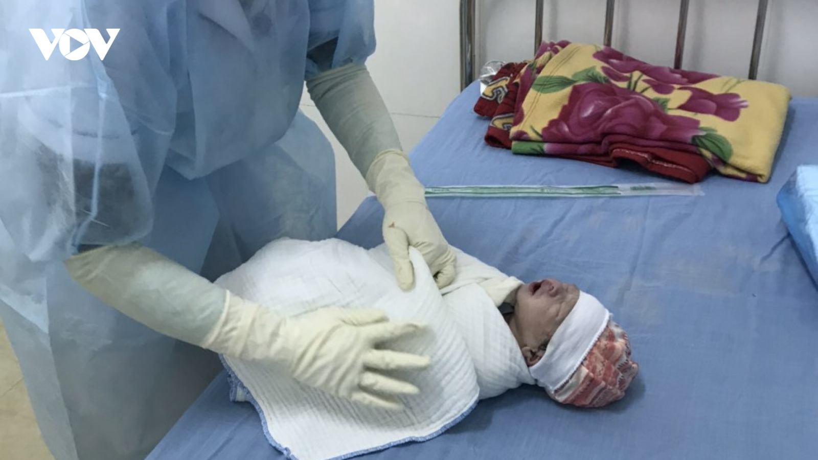Một bé trai chào đời trong khu cách ly Covid-19 ở Lào Cai