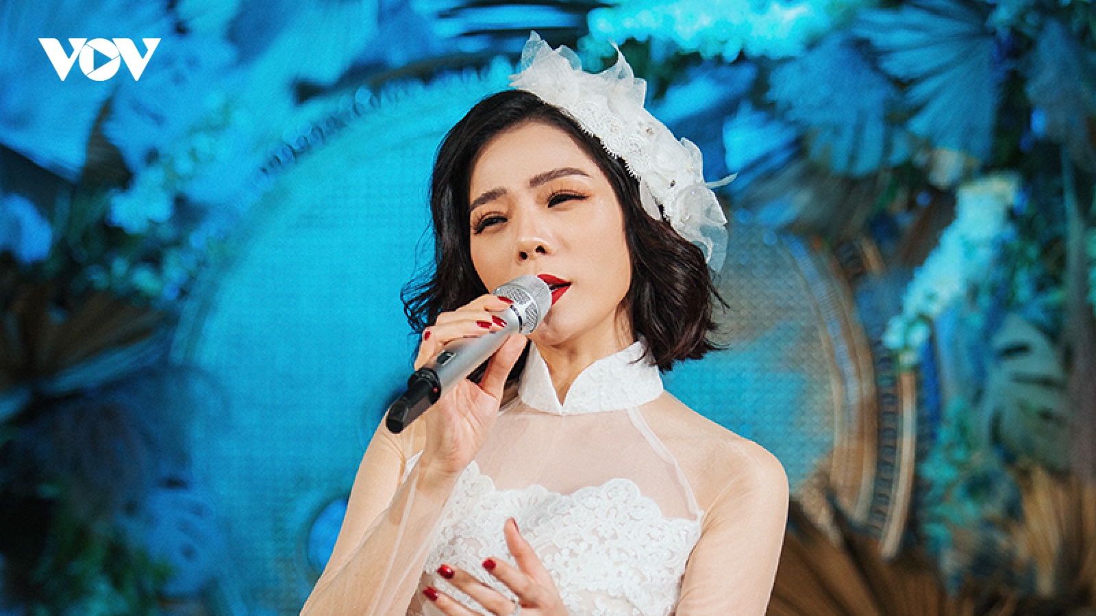 Lệ Quyên diện váy cưới, hát "Còn tuổi nào cho em" sau thông báo ly hôn