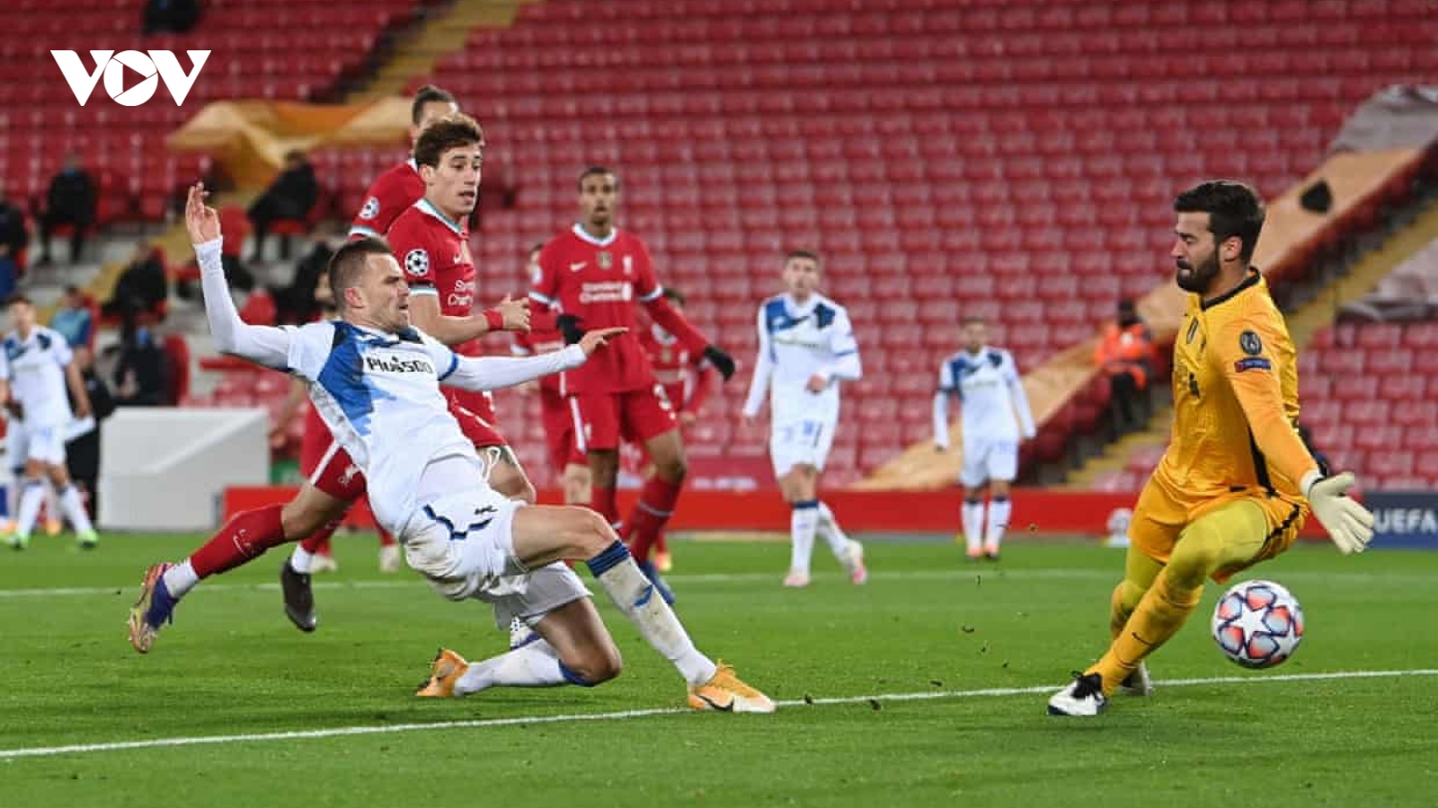 Thủng lưới 2 bàn trong 4 phút, Liverpool thua Atalanta ngay tại Anfield