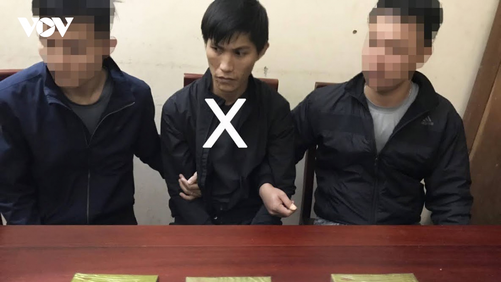 Con nghiện vô tư xách 3 bánh heroin lên xe khách