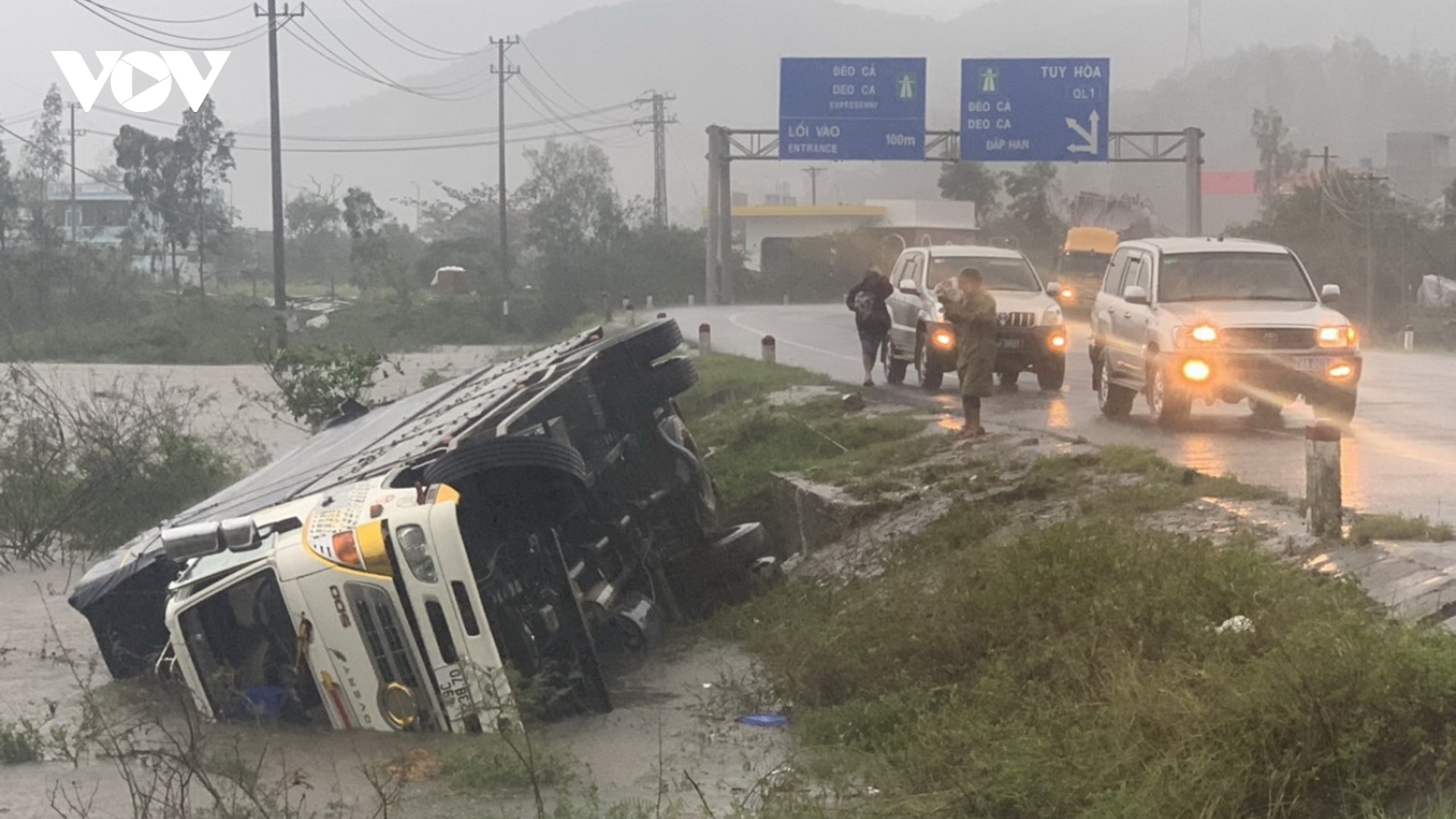 Bão số 12 gây mưa lớn, nhiều nhà tốc mái, mất điện trên diện rộng ở Phú Yên