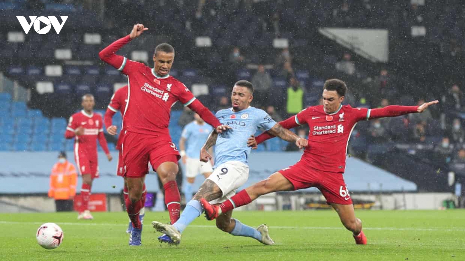 Hòa Man City, Liverpool mất ngôi đầu Premier League về tay Leicester