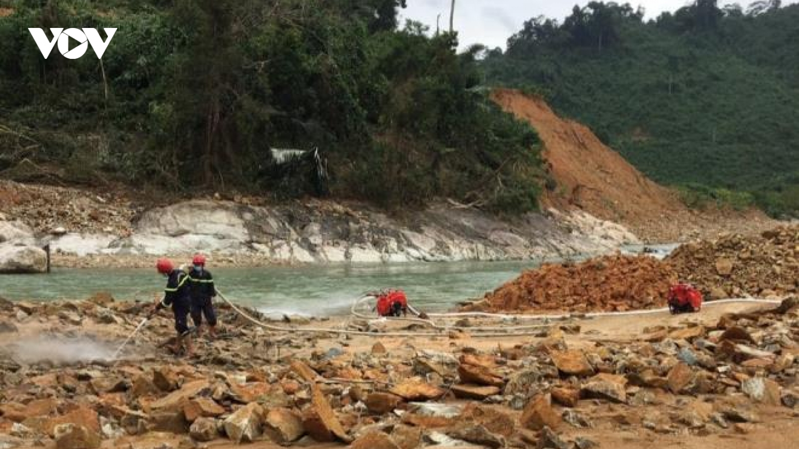 Ngăn dòng tìm người mất tích ở Rào Trăng 3 sau khi bão số 10 đi qua