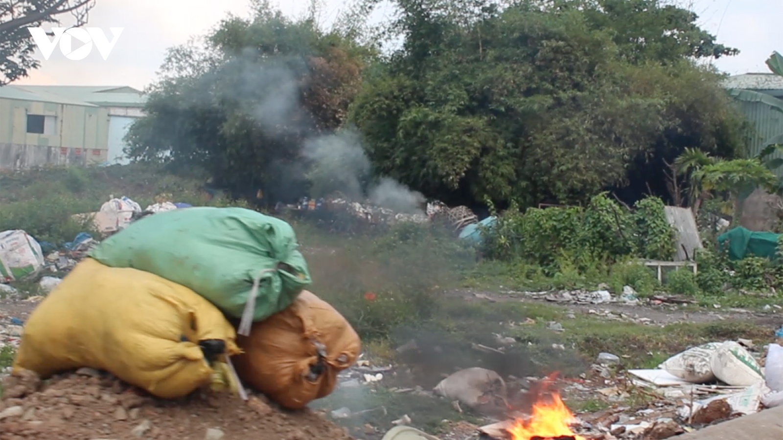 Bãi tập kết rác gây ô nhiễm trong khu dân cư ở TPHCM