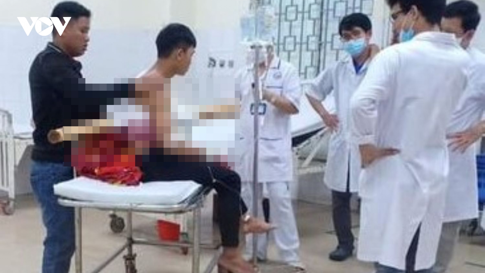 Cứu sống một người bị cây keo đâm thủng ngực