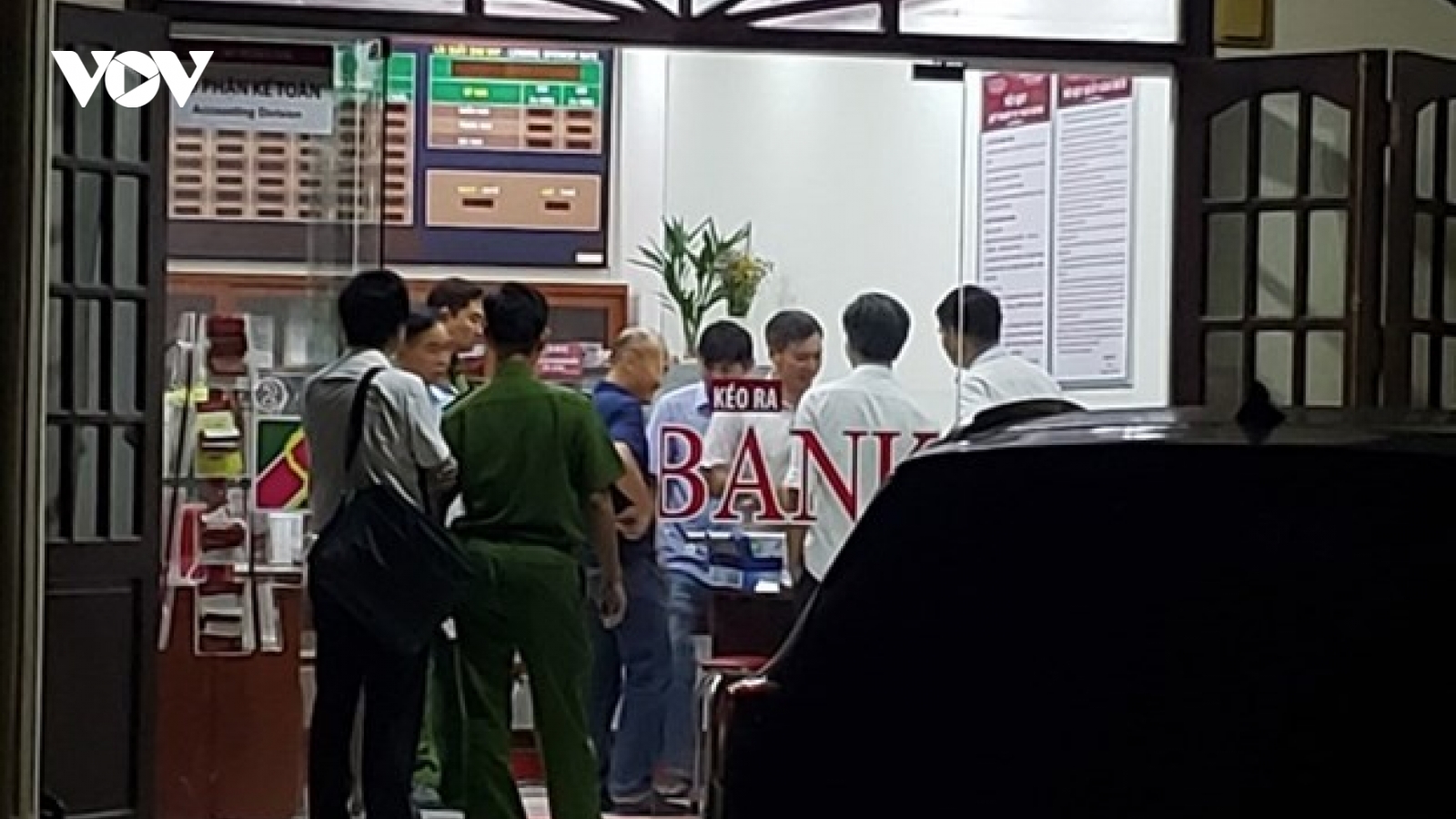 Truy tìm đối tượng nghi cầm lựu đạn vào cướp ngân hàng ở Đồng Nai