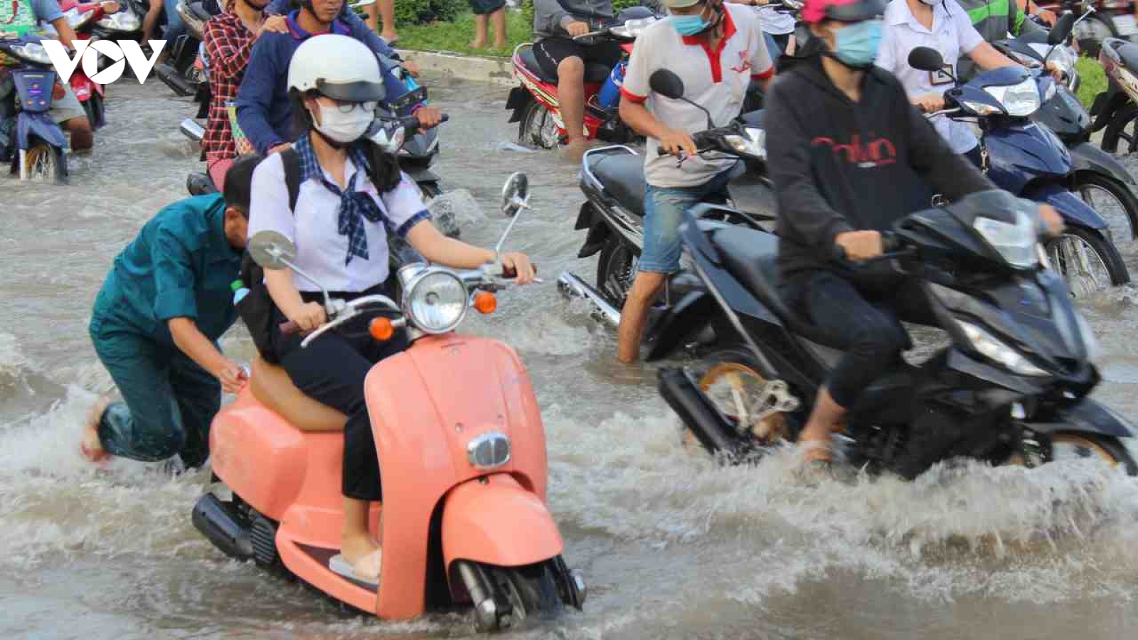 Triều cường tại Cần Thơ tiếp tục vượt báo động 3 nhiều tuyến đường ngập sâu