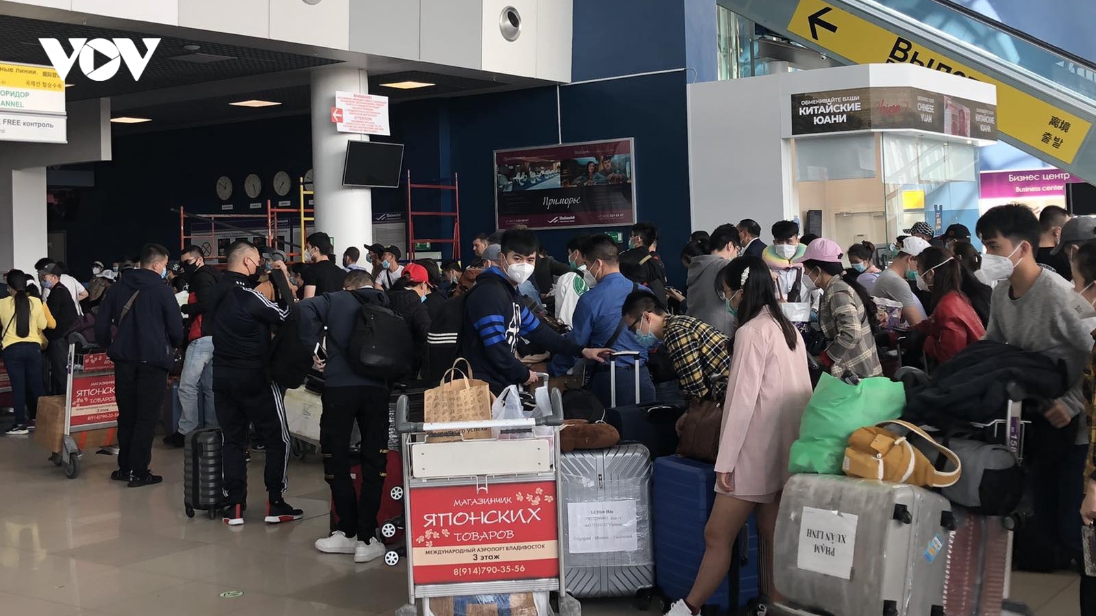 Chuyến bay đưa hơn 280 người Việt từ Nga về nước hạ cánh ở Cam Ranh