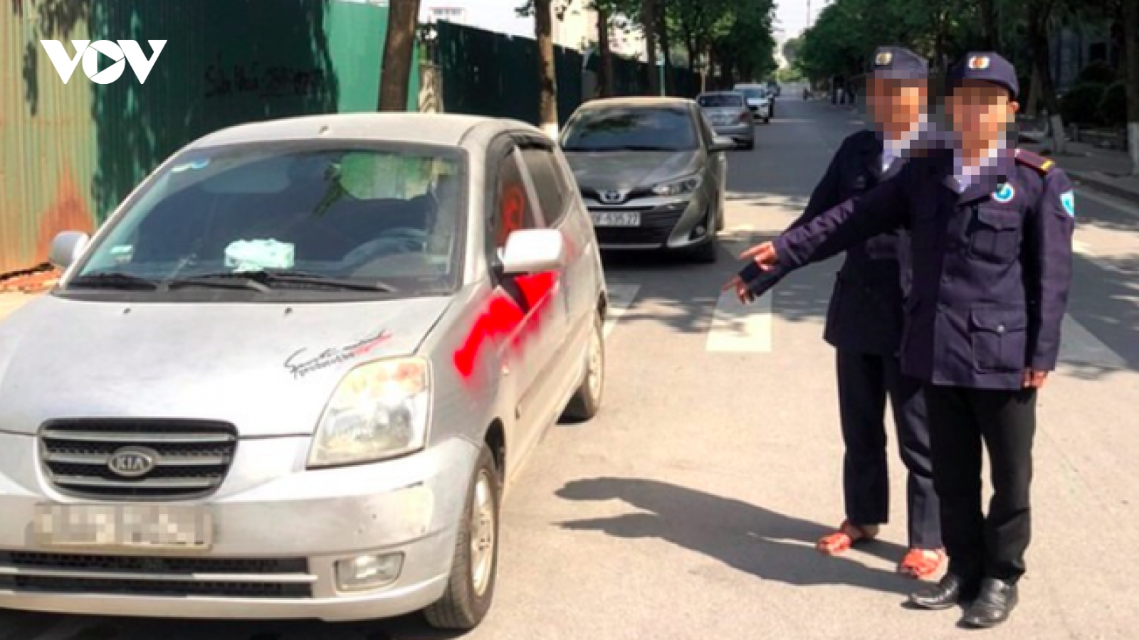 Khởi tố nhóm bảo vệ xịt sơn vào hàng loạt ô tô đỗ trong khu đô thị