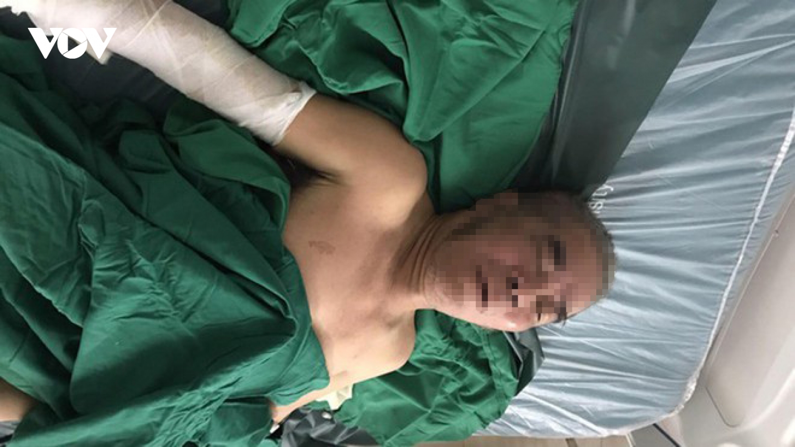 Nóng 24h: Người đàn ông ném bom xăng sang hàng xóm nghiện rượu nặng