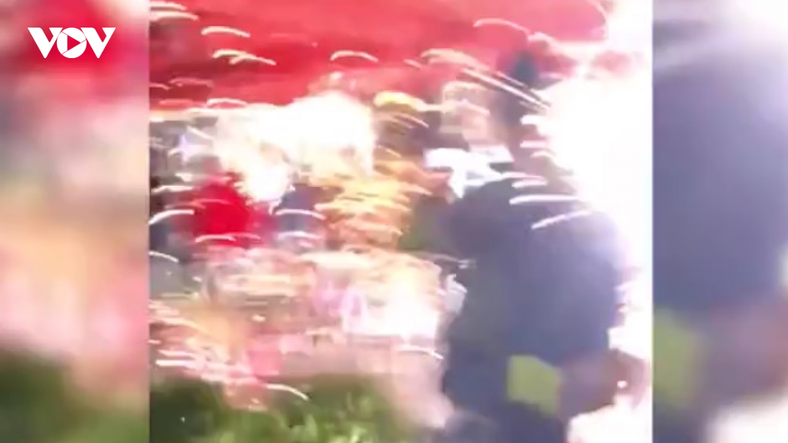 Video: Phe biểu tình ném pháo hoa vào những người ủng hộ Tổng thống Trump