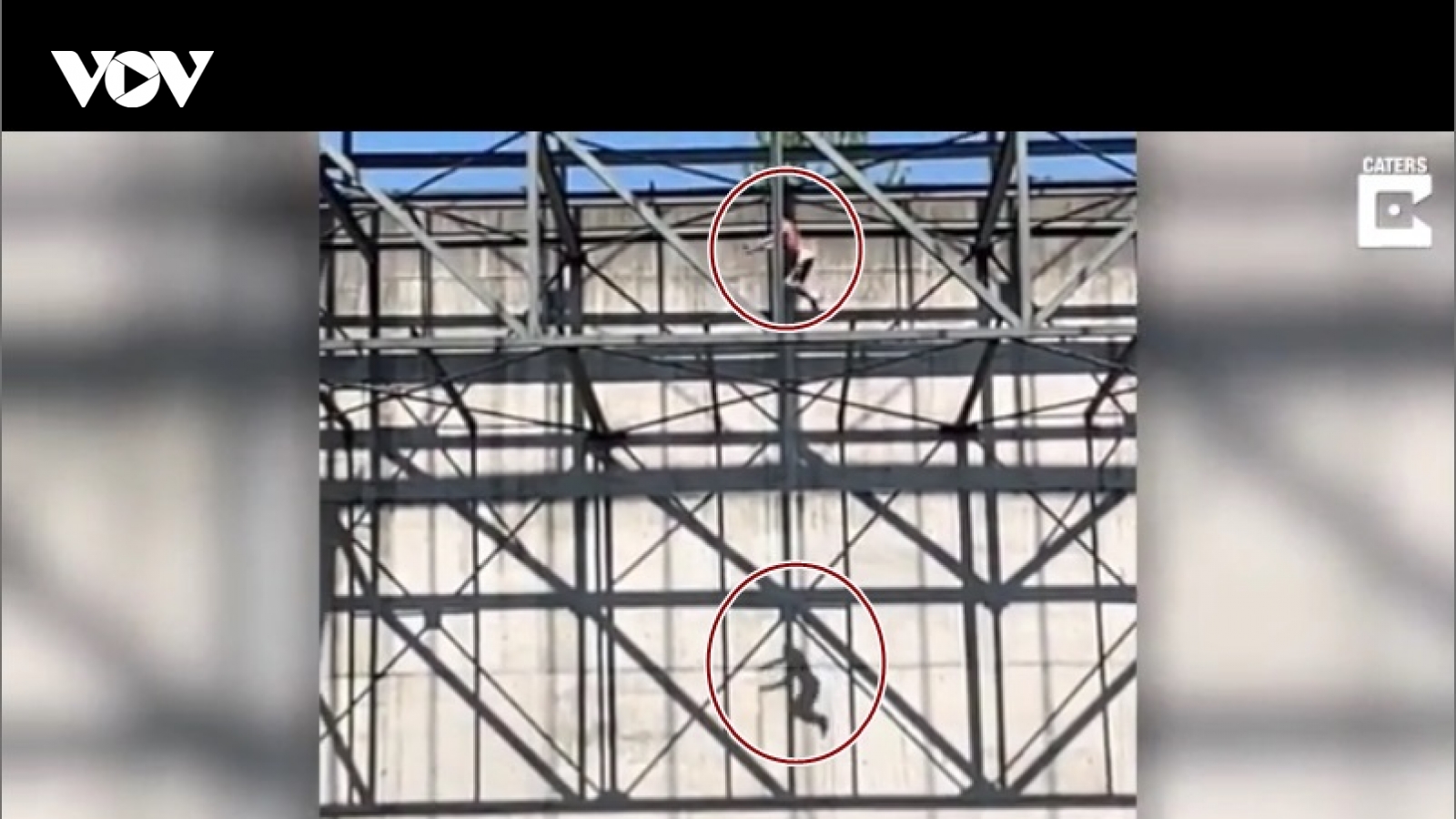 Video: Tài nhảy siêu phàm qua các dầm thép trên cao của anh chàng có tinh thần thép