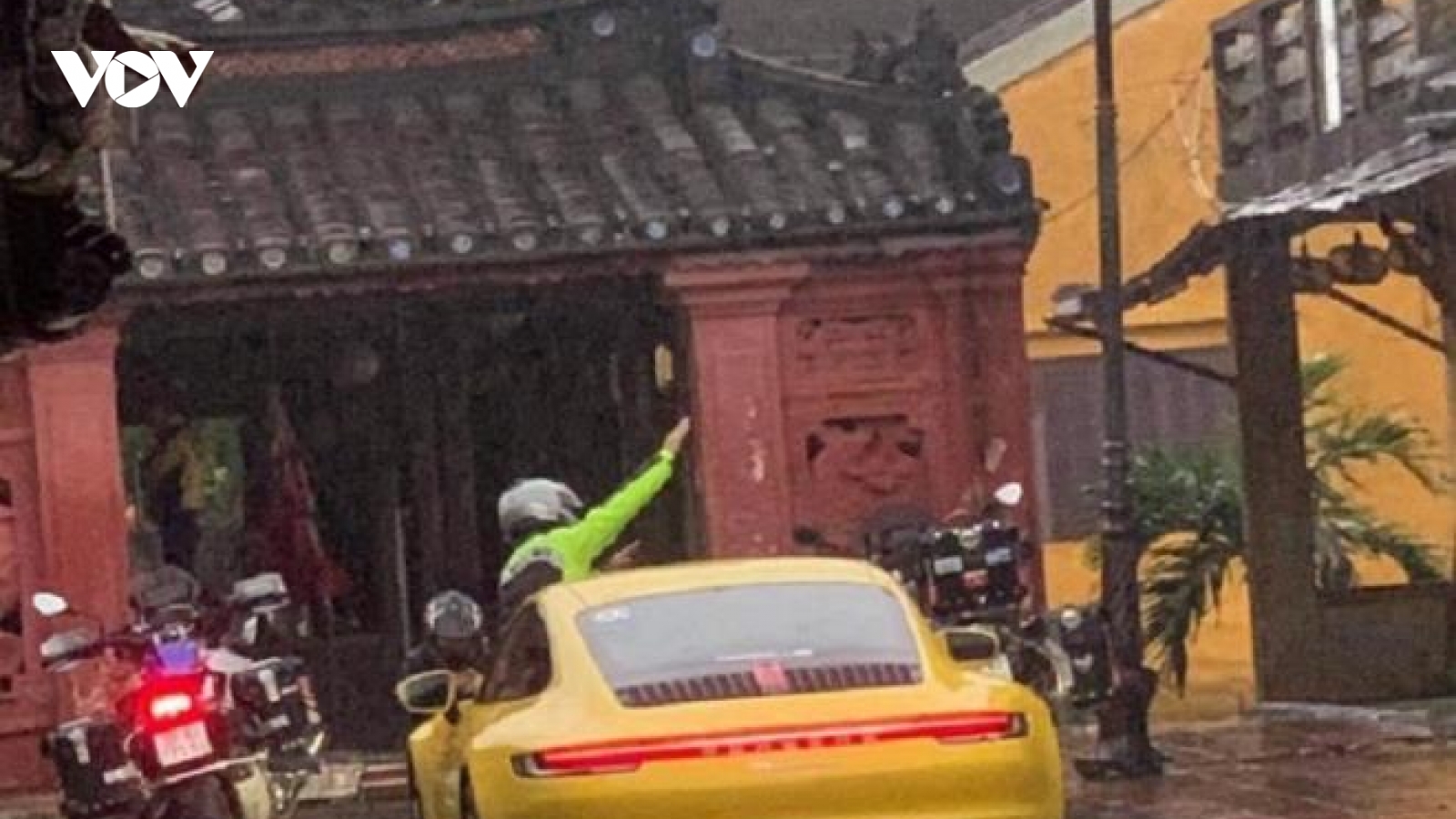 Truy tìm đoàn xe ô tô, mô tô ngang nhiên vào phố cổ Hội An